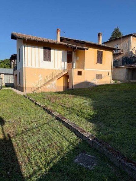 casa indipendente in vendita a Magliano de' Marsi