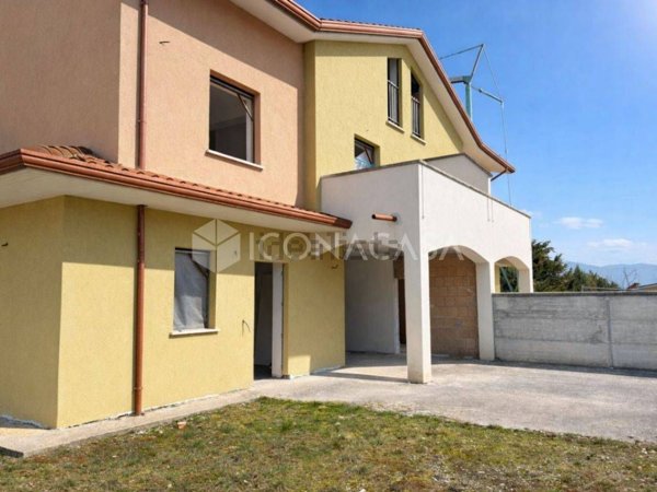 casa indipendente in vendita a Magliano de' Marsi