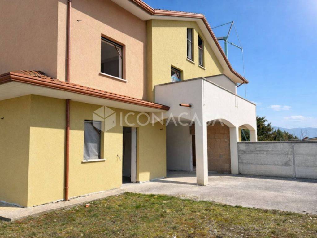 casa indipendente in vendita a Magliano de' Marsi