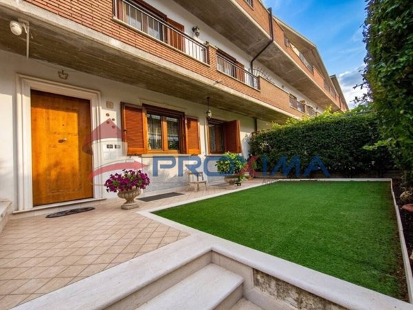 casa indipendente in vendita a Magliano de' Marsi