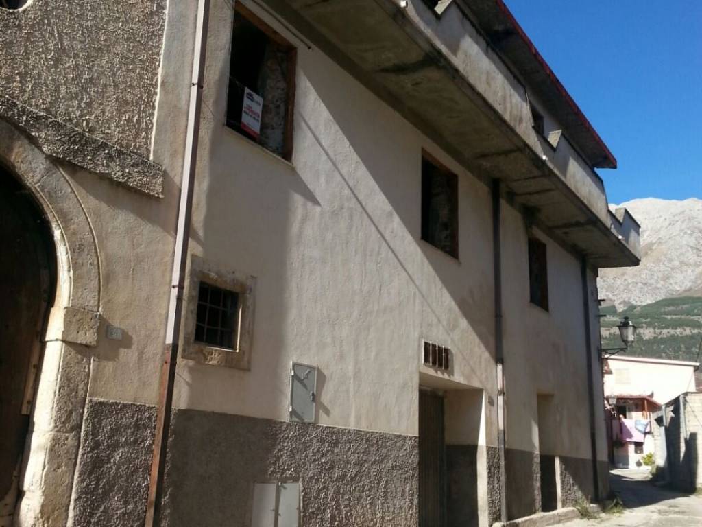 intera palazzina in vendita a Massa d'Albe in zona Albe