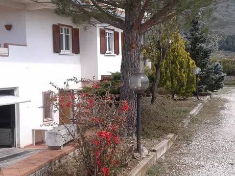casa indipendente in vendita a Massa d'Albe in zona Albe