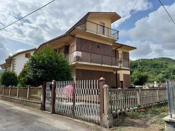 casa indipendente in vendita a Montereale in zona Marana