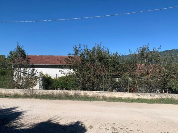 locale di sgombero in vendita a Montereale in zona Colle Paganica