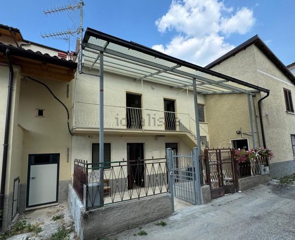 casa indipendente in vendita a Montereale in zona Marana