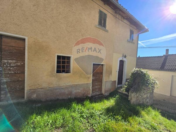 casa indipendente in vendita a Montereale in zona Cavallari