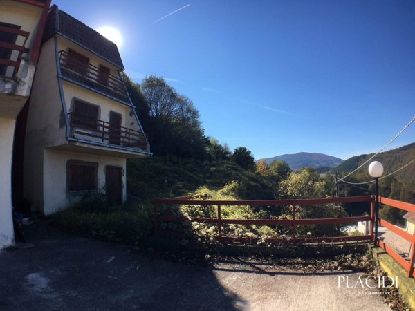 casa indipendente in vendita a Montereale in zona Marana