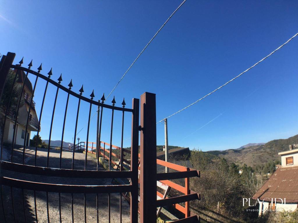 casa indipendente in vendita a Montereale in zona Marana