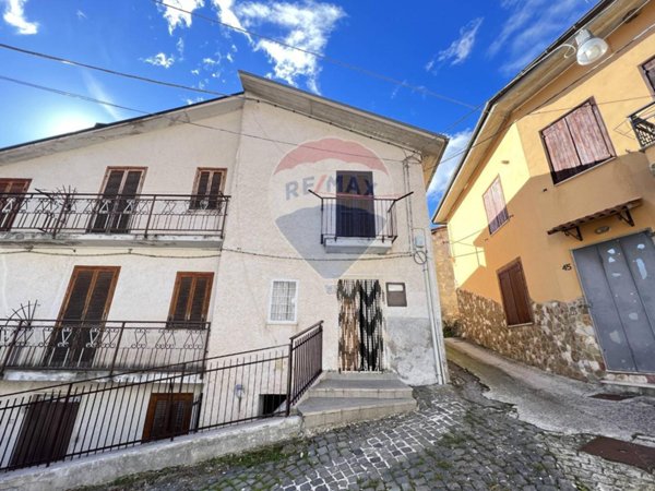 casa indipendente in vendita a Montereale in zona Pellescritta