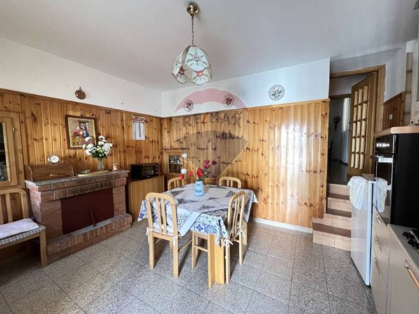 casa indipendente in vendita a Montereale in zona Pellescritta