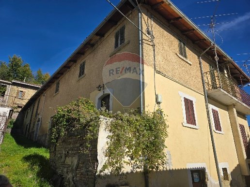 casa semindipendente in vendita a Montereale in zona Cavallari