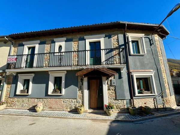 esavano in vendita a Montereale in zona Marana