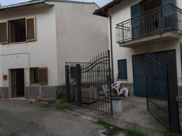 casa indipendente in vendita a Montereale in zona Marana