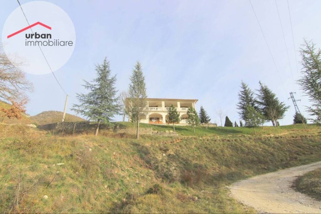 casa indipendente in vendita a Montereale in zona Marana