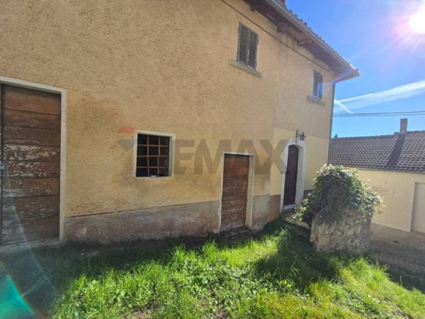 casa indipendente in vendita a Montereale in zona Cavallari