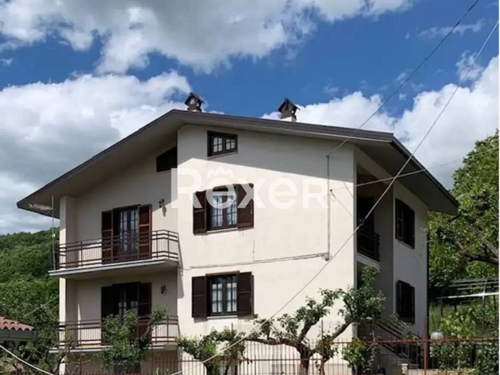 casa indipendente in vendita a Montereale in zona Cavallari
