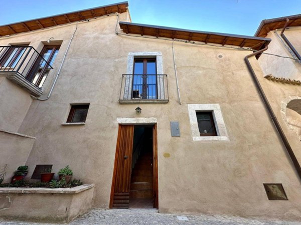 casa indipendente in vendita a Navelli in zona Civitaretenga