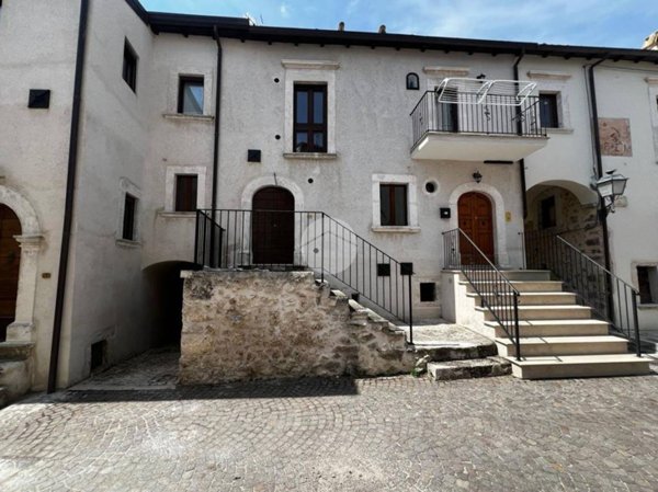 appartamento in vendita a Navelli in zona Civitaretenga