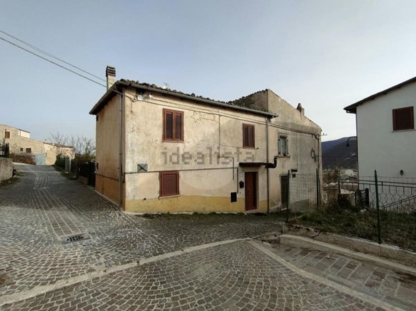 casa indipendente in vendita a Navelli in zona Civitaretenga