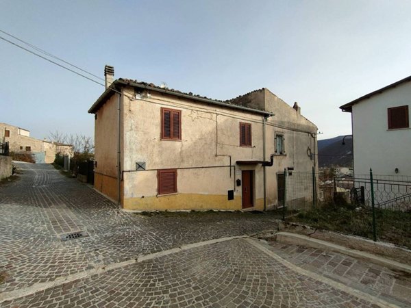 casa indipendente in vendita a Navelli in zona Civitaretenga