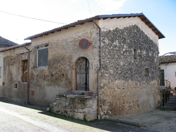 casa indipendente in vendita a Navelli in zona Civitaretenga