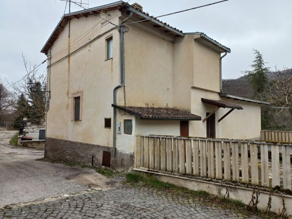 quadrivano in vendita ad Ocre in zona San Martino