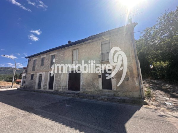 casa indipendente in vendita ad Ocre in zona San Felice