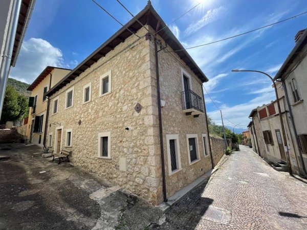 intera palazzina in vendita ad Ofena in zona Cappuccini
