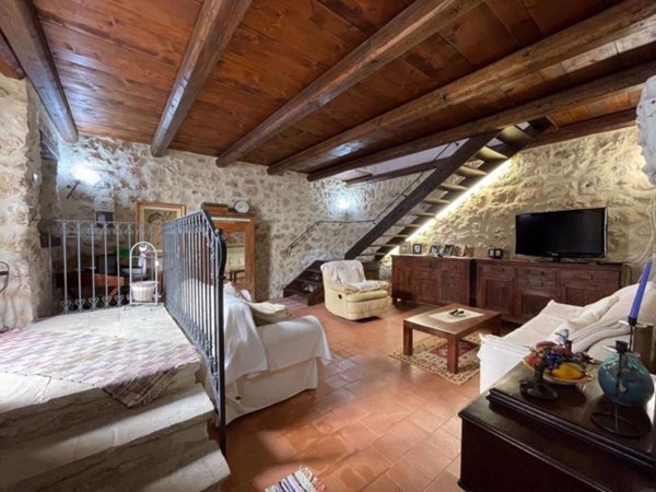casa indipendente in vendita ad Ofena in zona Cappuccini