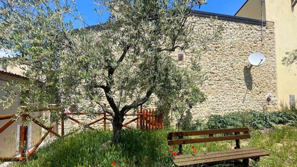 casa indipendente in vendita ad Ofena in zona Cappuccini