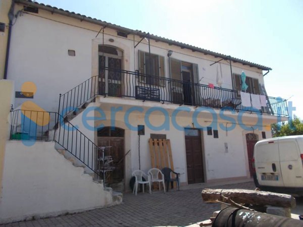 casa indipendente in vendita ad Ofena in zona Cappuccini
