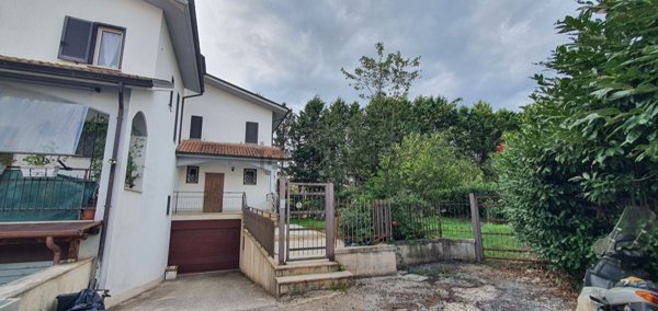 casa indipendente in vendita ad Oricola
