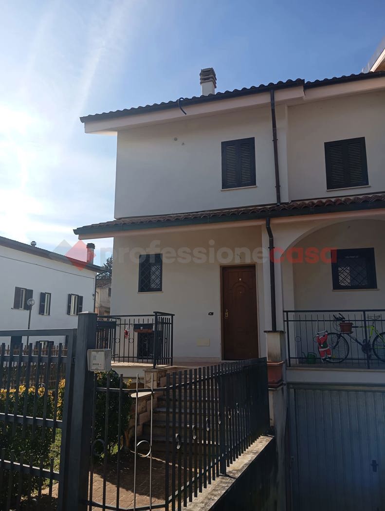 casa indipendente in vendita ad Oricola
