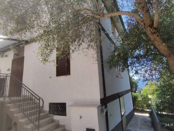 casa indipendente in vendita ad Oricola