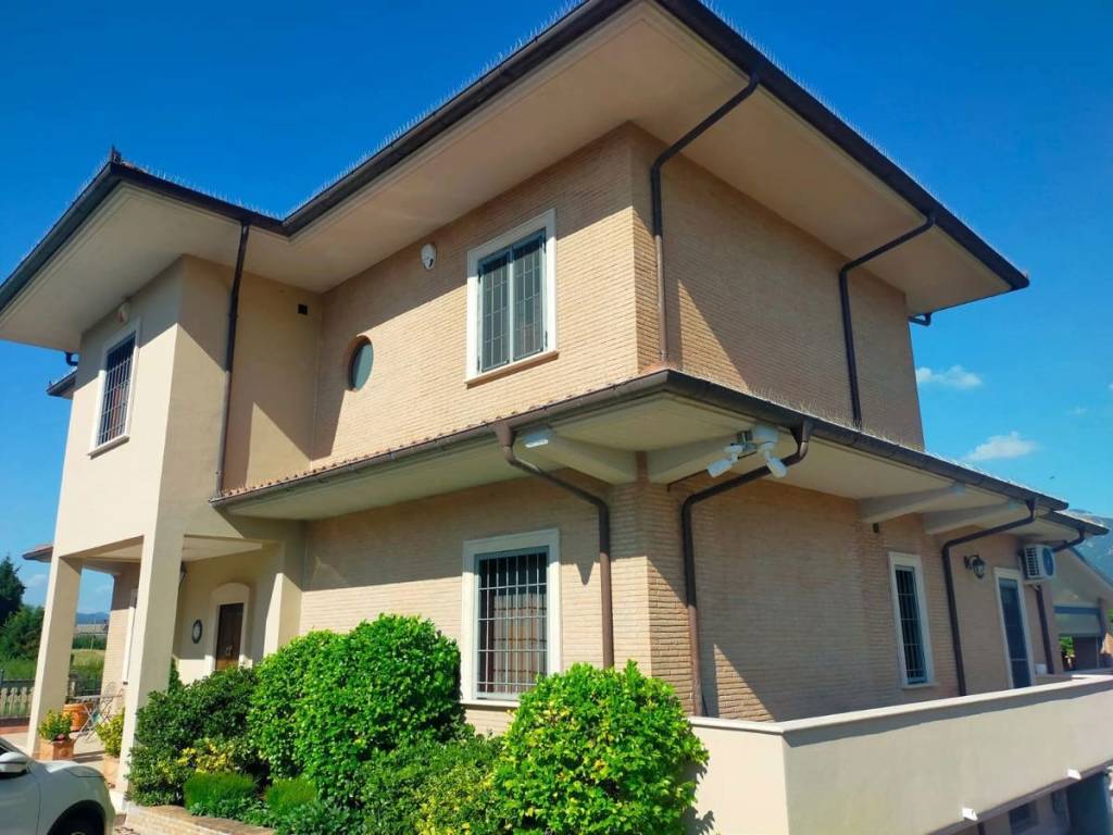 casa indipendente in vendita ad Oricola