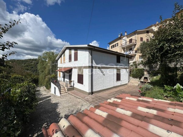 casa indipendente in vendita ad Oricola