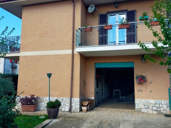 casa indipendente in vendita ad Oricola