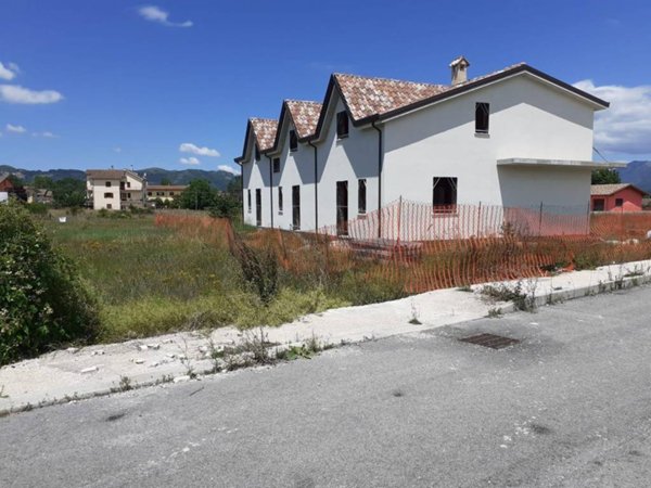 casa indipendente in vendita ad Oricola