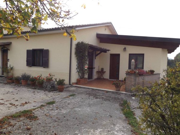 casa indipendente in vendita ad Oricola