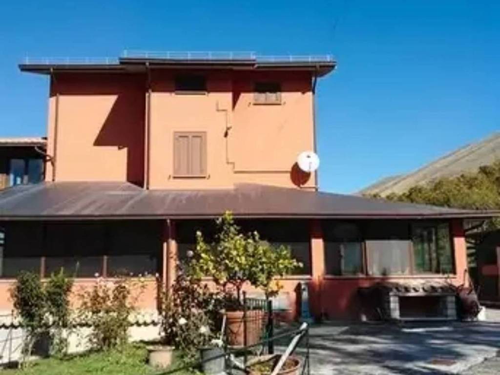 casa indipendente in vendita ad Ortona dei Marsi in zona Carrito