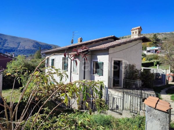 casa indipendente in vendita ad Ortona dei Marsi in zona Carrito
