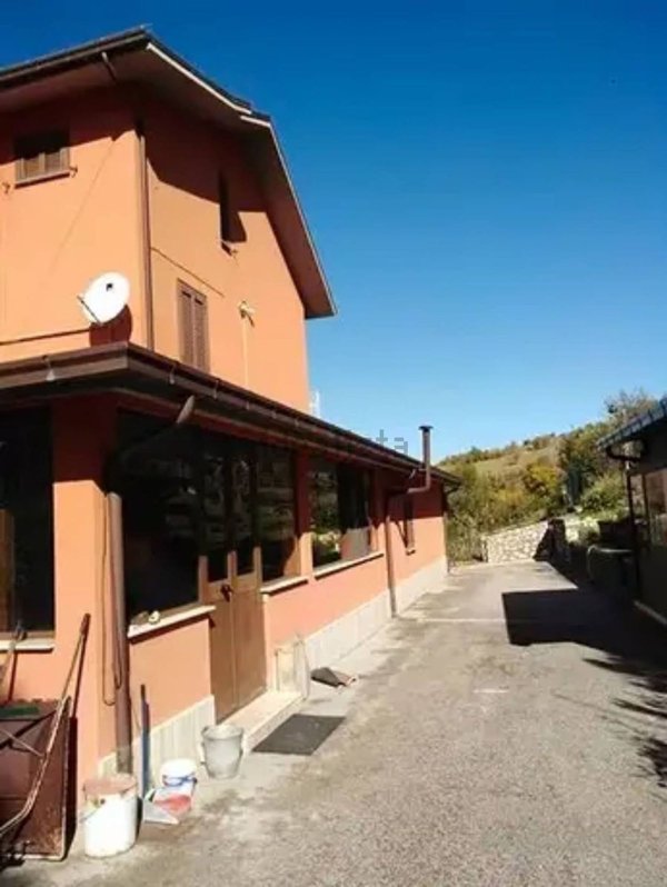 casa indipendente in vendita ad Ortona dei Marsi
