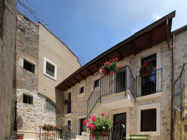 casa indipendente in vendita ad Ovindoli in zona Santa Iona