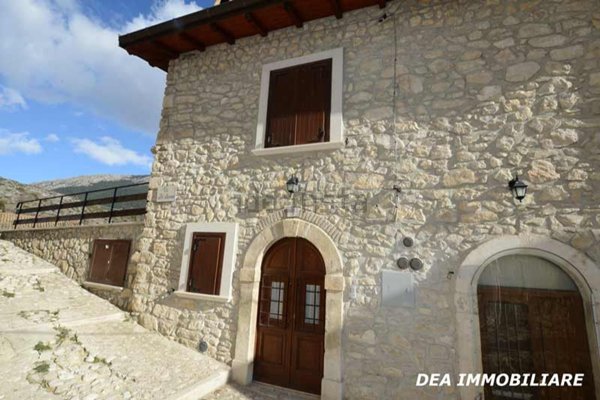 casa indipendente in vendita ad Ovindoli in zona Santa Iona