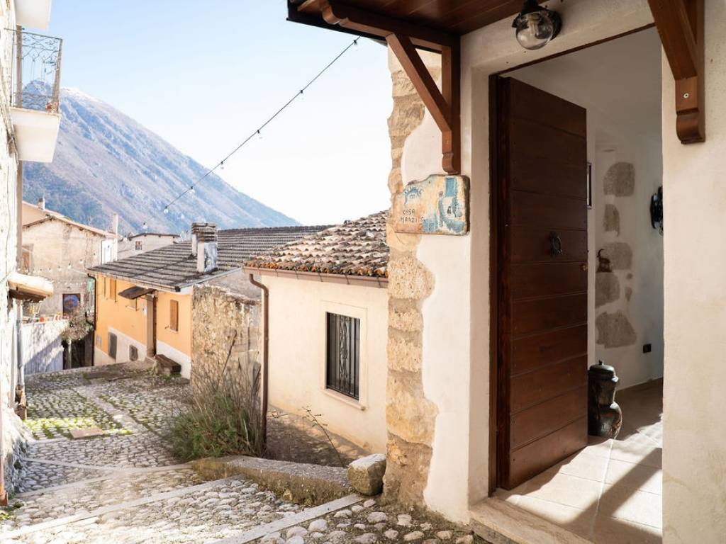 casa indipendente in vendita ad Ovindoli in zona Santa Iona