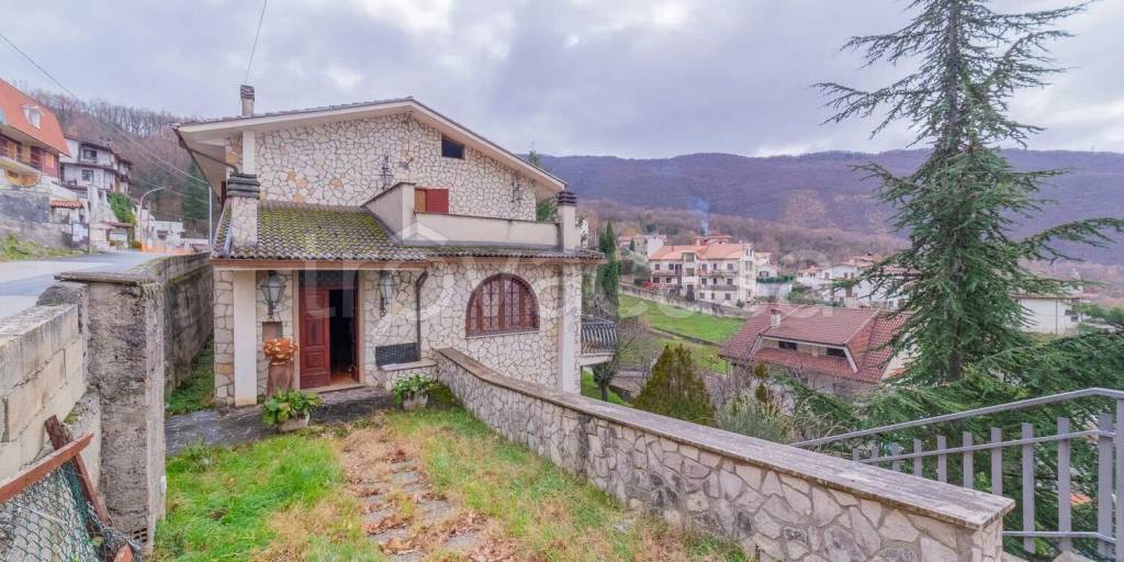 casa indipendente in vendita a Pereto