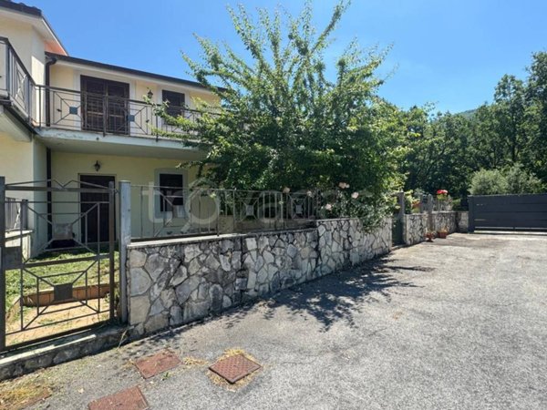 casa indipendente in vendita a Pereto