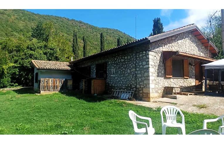 casa indipendente in vendita a Pereto