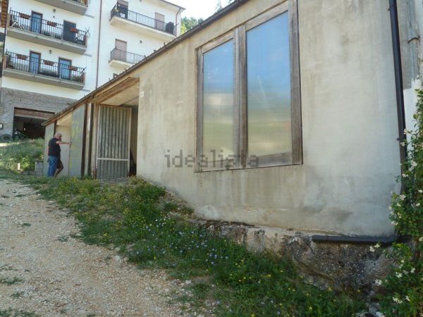 locale commerciale in vendita a Pereto