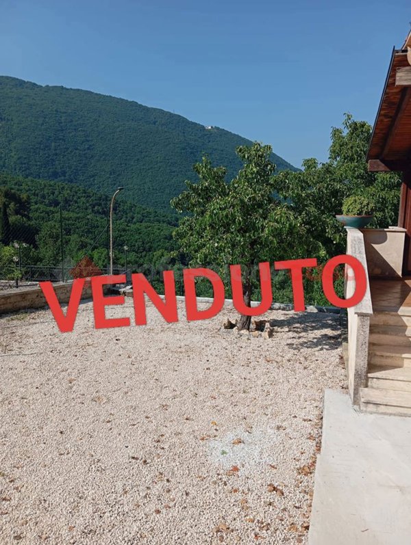 casa indipendente in vendita a Pereto